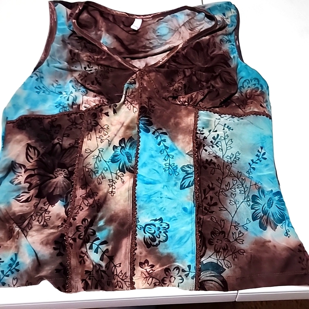 Sami & Jo v neck sleeveless top